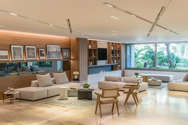 Espace de détente intérieur avec canapés et mobilier en bois clair.