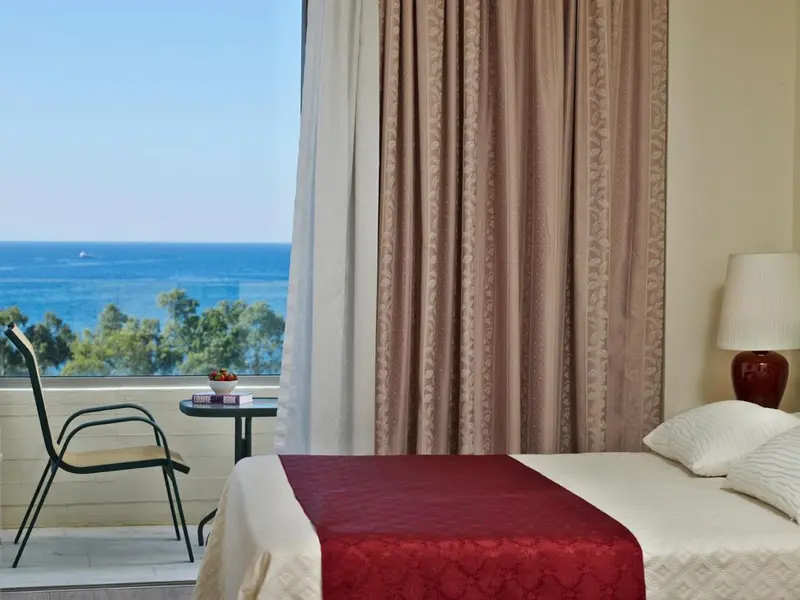 Une chambre avec un lit et une vue sur la mer.