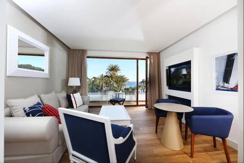Espace de détente intérieur avec canapés et vue sur la mer.