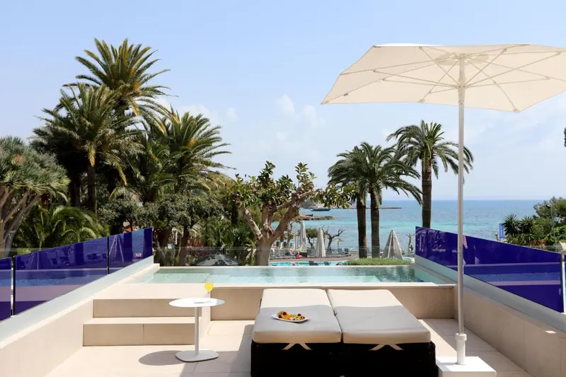Terrasse avec piscine et vue sur la mer.