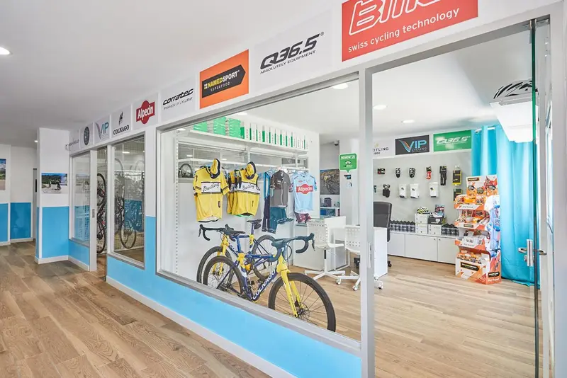 Un magasin de sport propose des vélos et des équipements cyclistes.