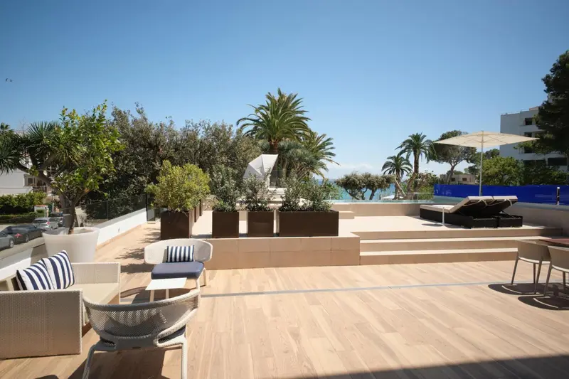 Terrasse aménagée avec salon et piscine au bord de la mer.
