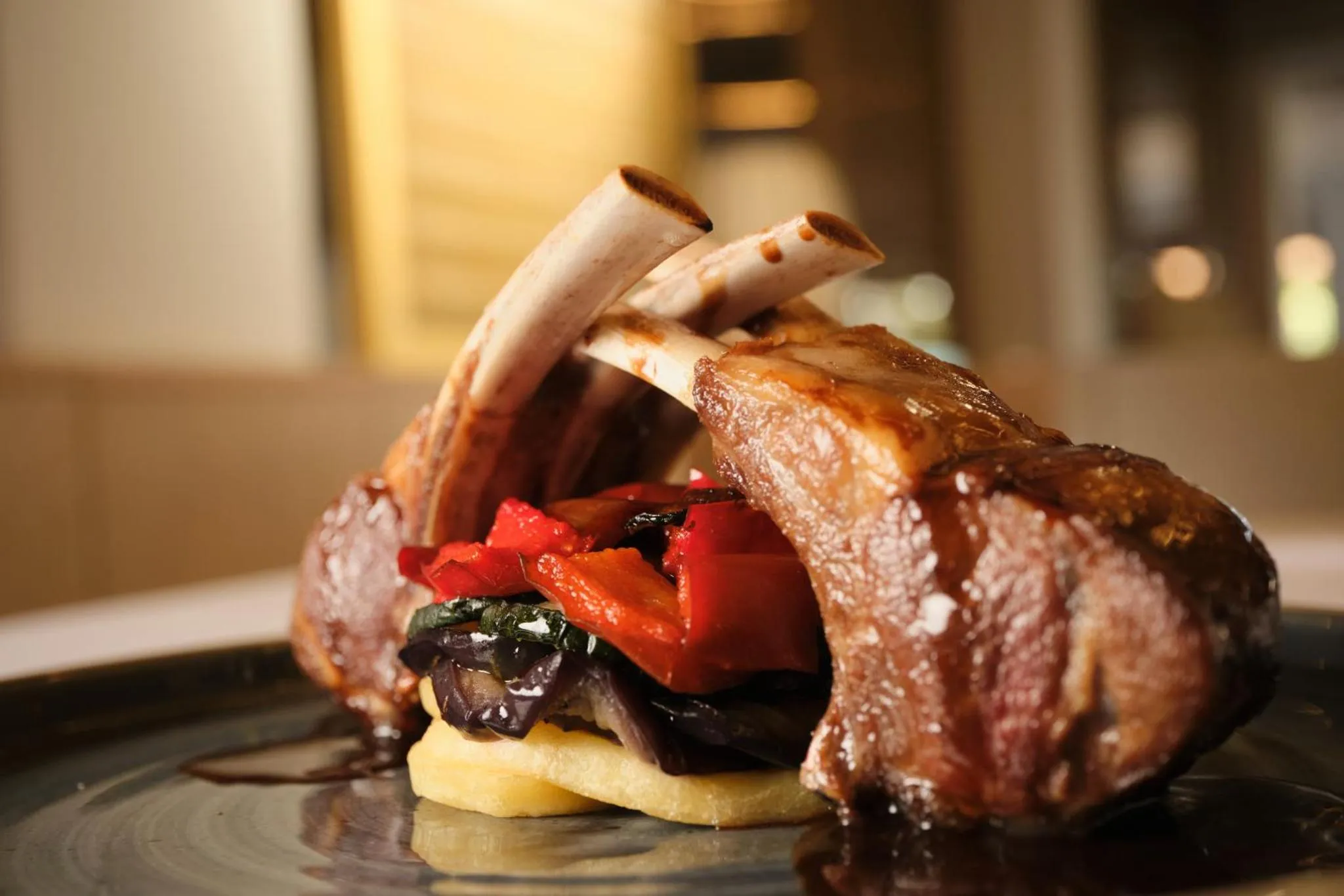 Assiette de viande grillée accompagnée de légumes et d'une purée.