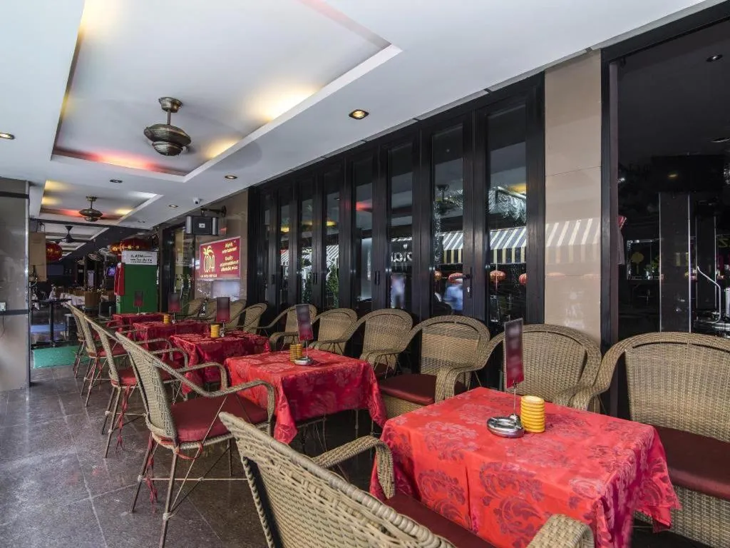 Terrasse de restaurant avec tables et chaises en osier.