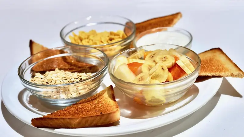 Assiette de céréales, de fruits et de pain grillé.
