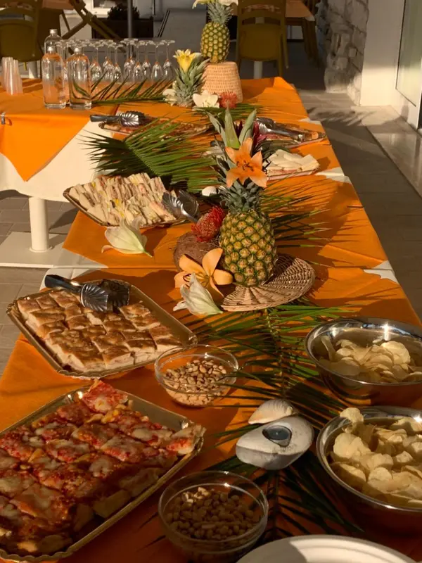 Table garnie de plats variés et de fruits exotiques.