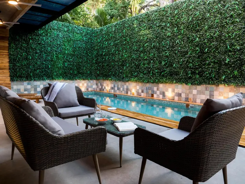 Espace de détente extérieur avec mobilier et petite piscine carrelée.