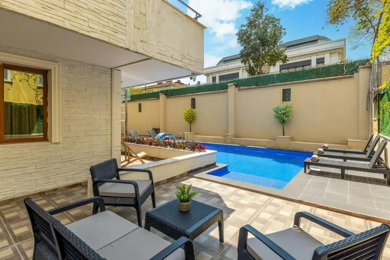 Espace extérieur avec piscine et mobilier de jardin.