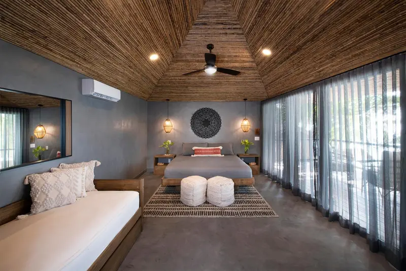 Une chambre spacieuse avec un lit et un coin salon.