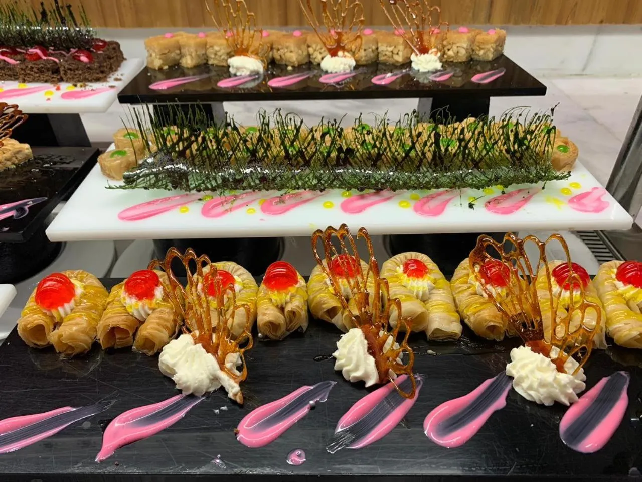 Présentation de desserts raffinés sur un buffet.