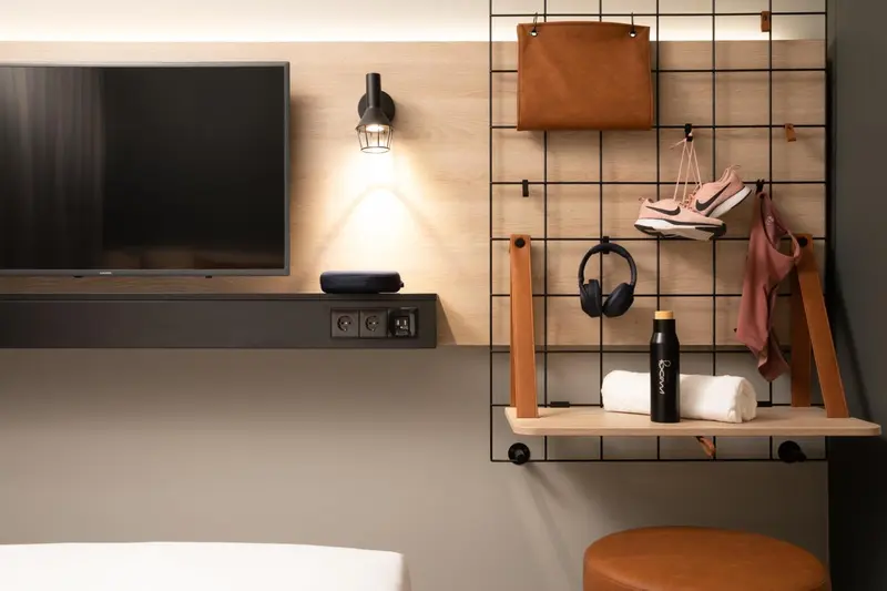 Une chambre moderne avec un mur décoratif et un téléviseur.
