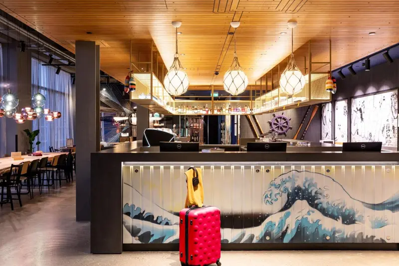 Un comptoir d'accueil moderne avec un décor mural évoquant les vagues.