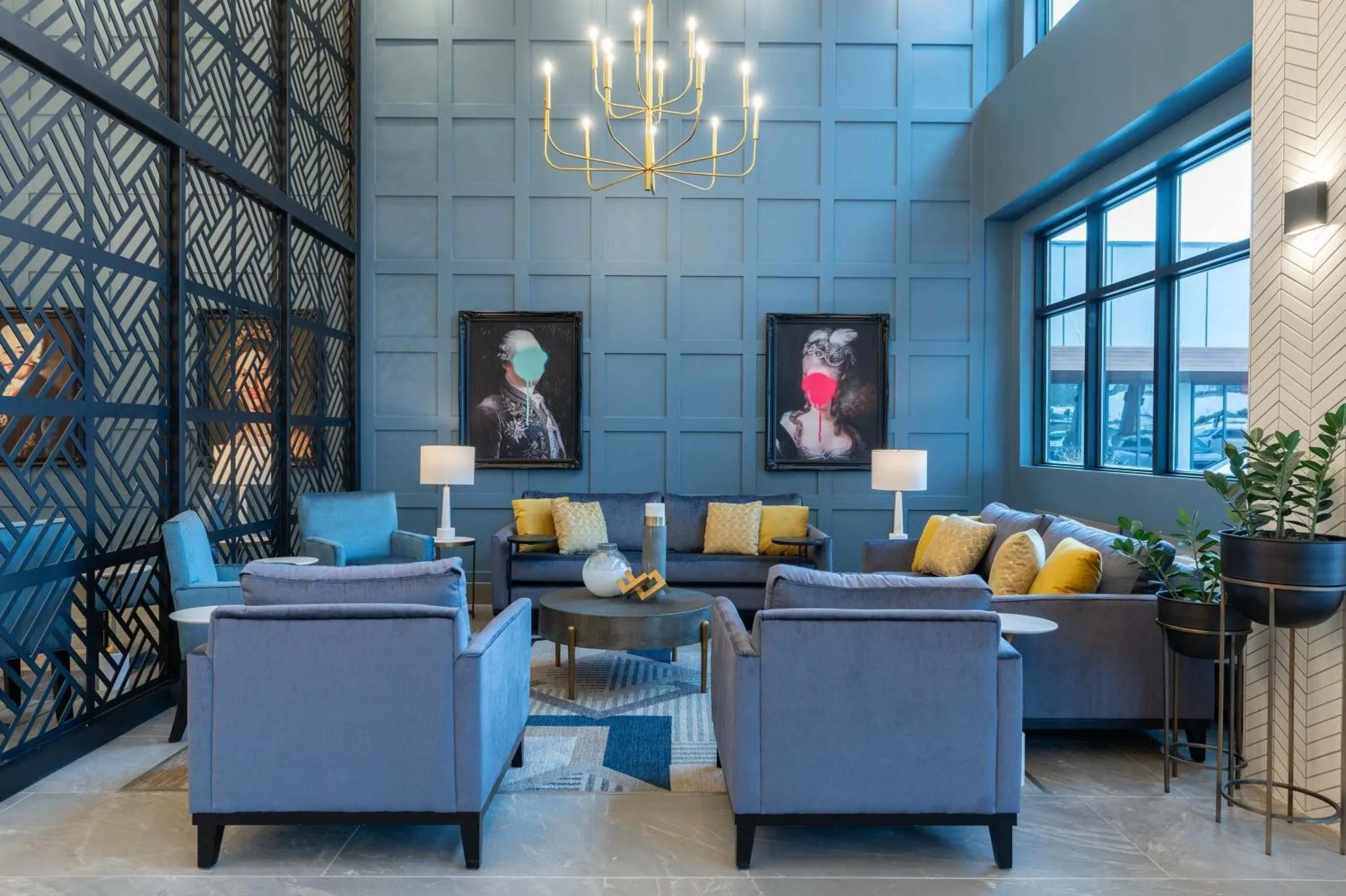 Un espace de détente intérieur avec des canapés et des fauteuils.