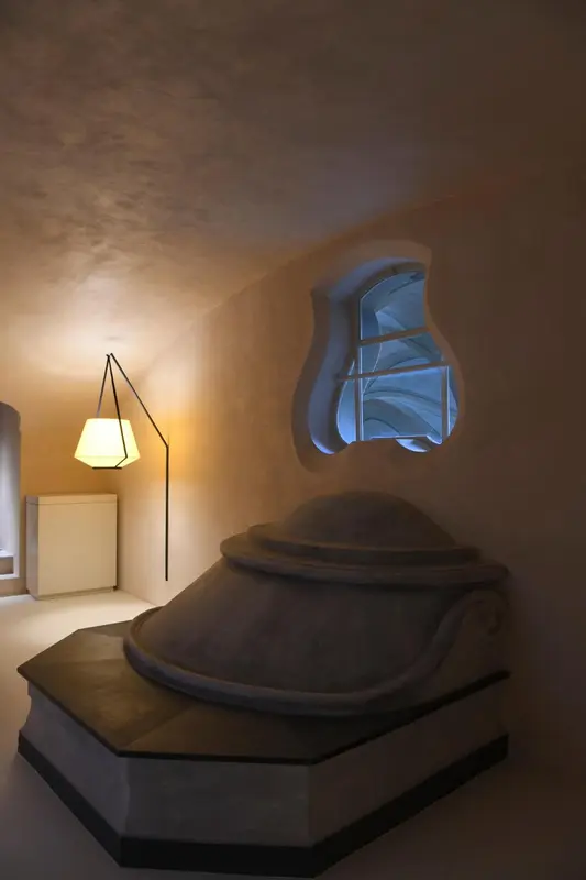 Une baignoire surélevée dans une salle de bain éclairée.