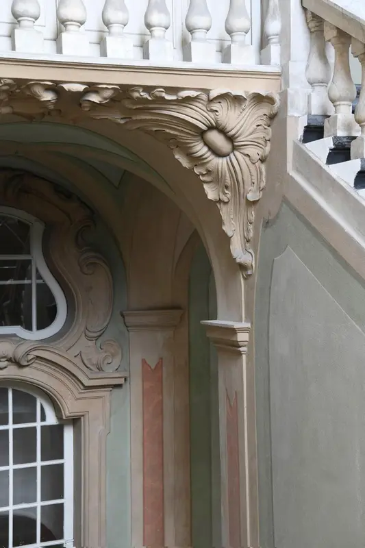 Décoration architecturale ornementale sur une façade.