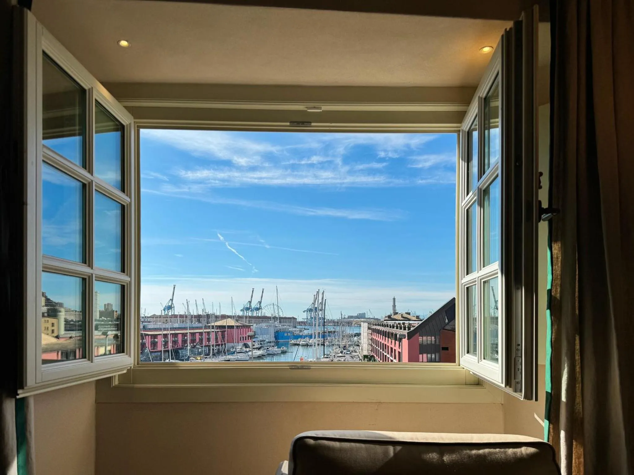 Vue sur un port depuis une fenêtre ouverte.