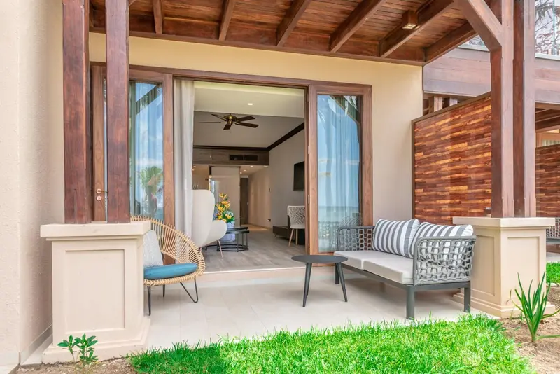 Terrasse aménagée avec salon et vue sur une pièce intérieure.