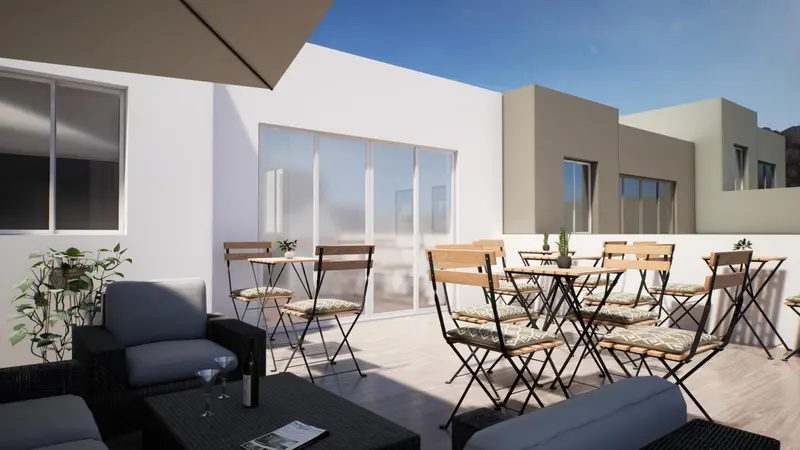 Terrasse aménagée avec tables, chaises et canapés.