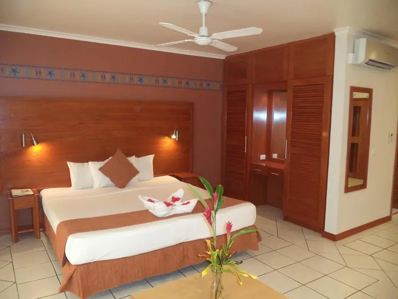 Une chambre d'hôtel avec un grand lit et des meubles en bois.