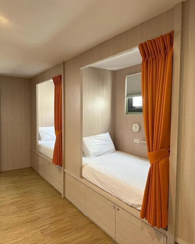 Intérieur clair avec des lits encastrés dans des niches.