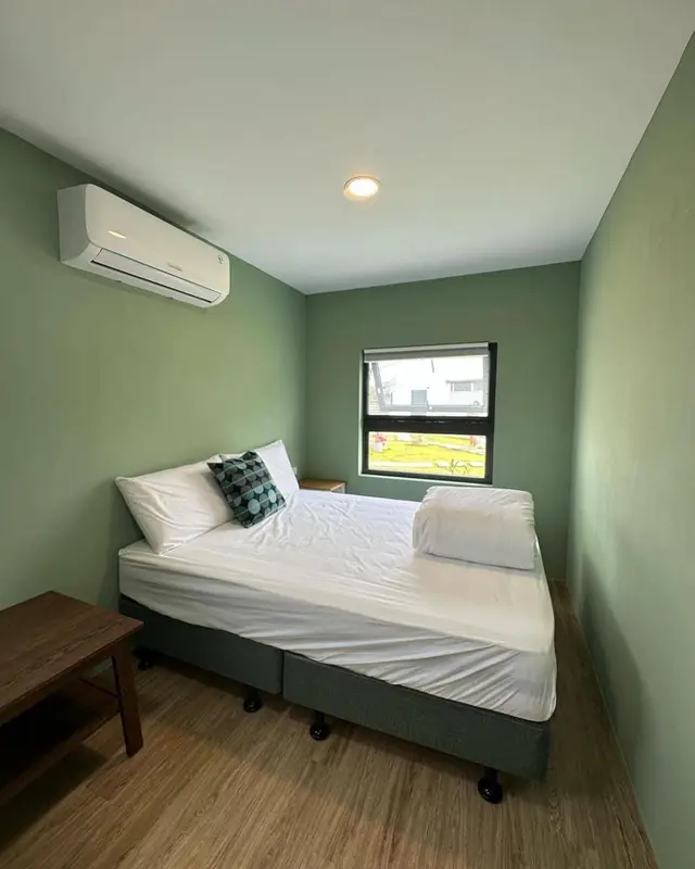 Une chambre simple avec un lit et une fenêtre.