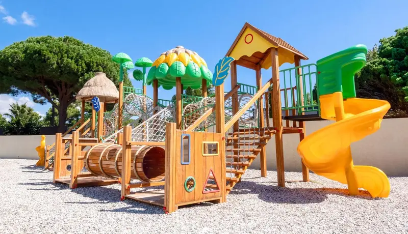 Structure de jeux colorée pour enfants avec toboggan et tunnel.