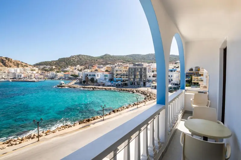 Vue sur la mer et la ville depuis un balcon.