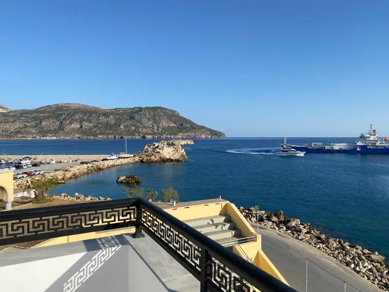 Vue d'une baie abritée avec des bateaux et des rochers.