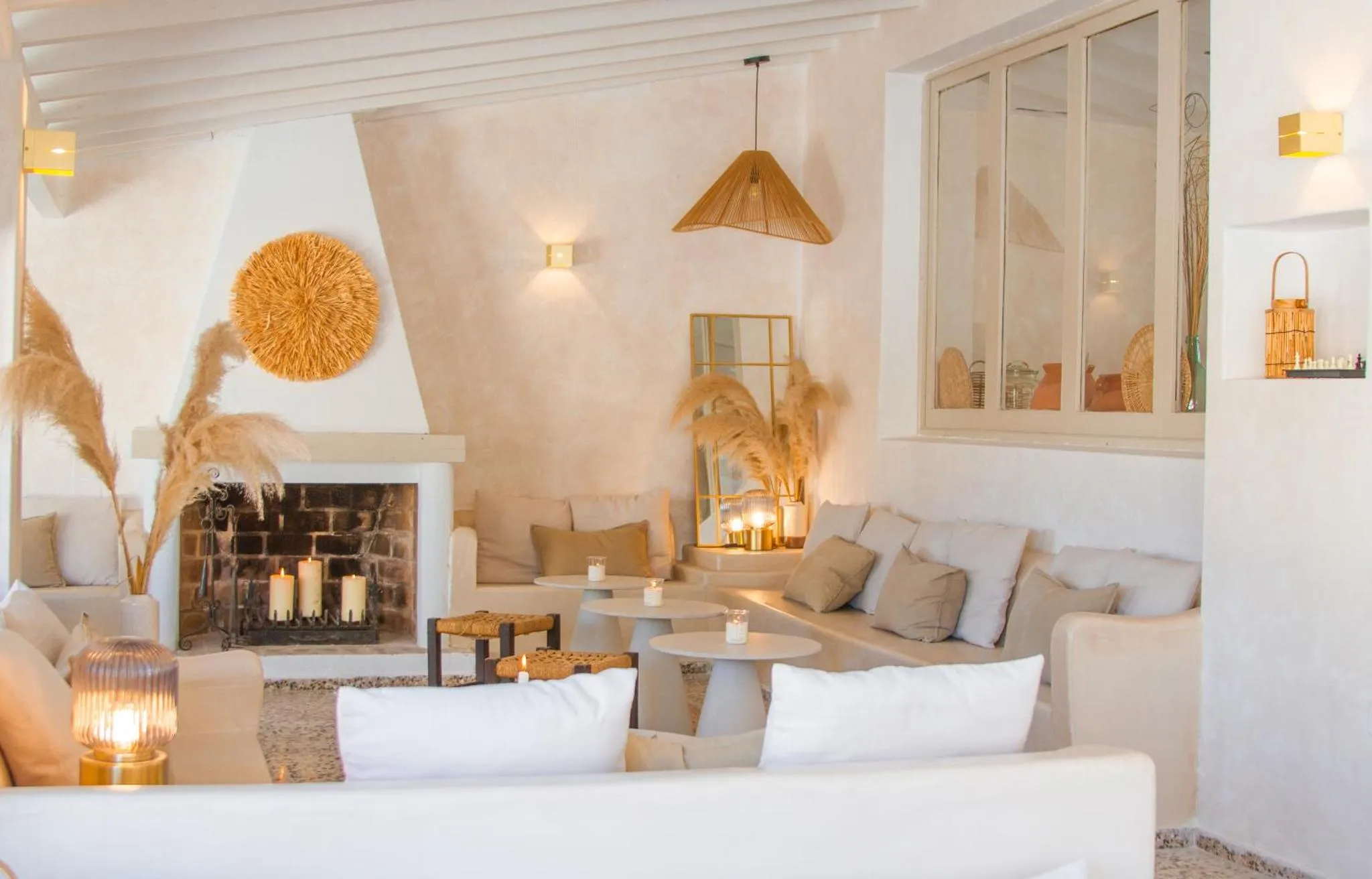 Espace de détente intérieur avec canapés, cheminée et décoration naturelle.