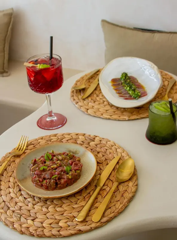 Une table est dressée avec des plats et des boissons colorées.