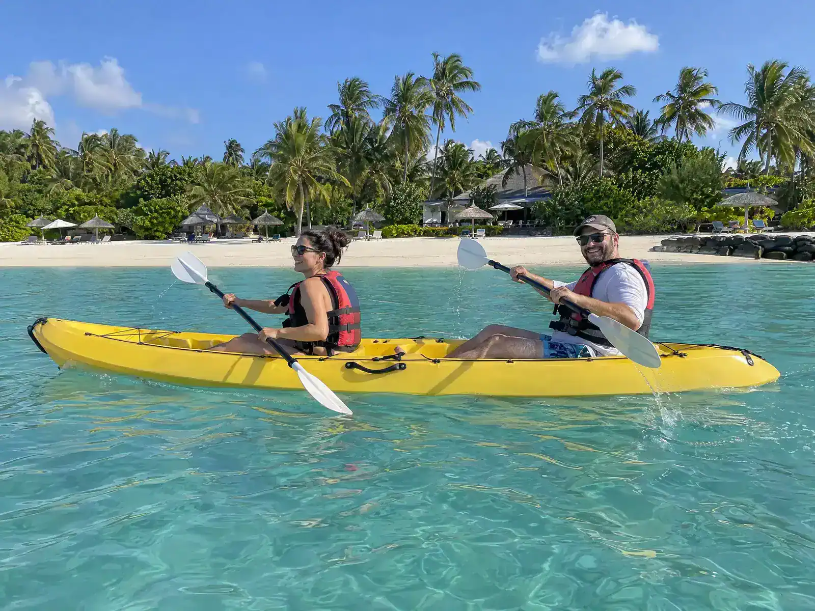 Kayak sur le lagon devant l'hôtel