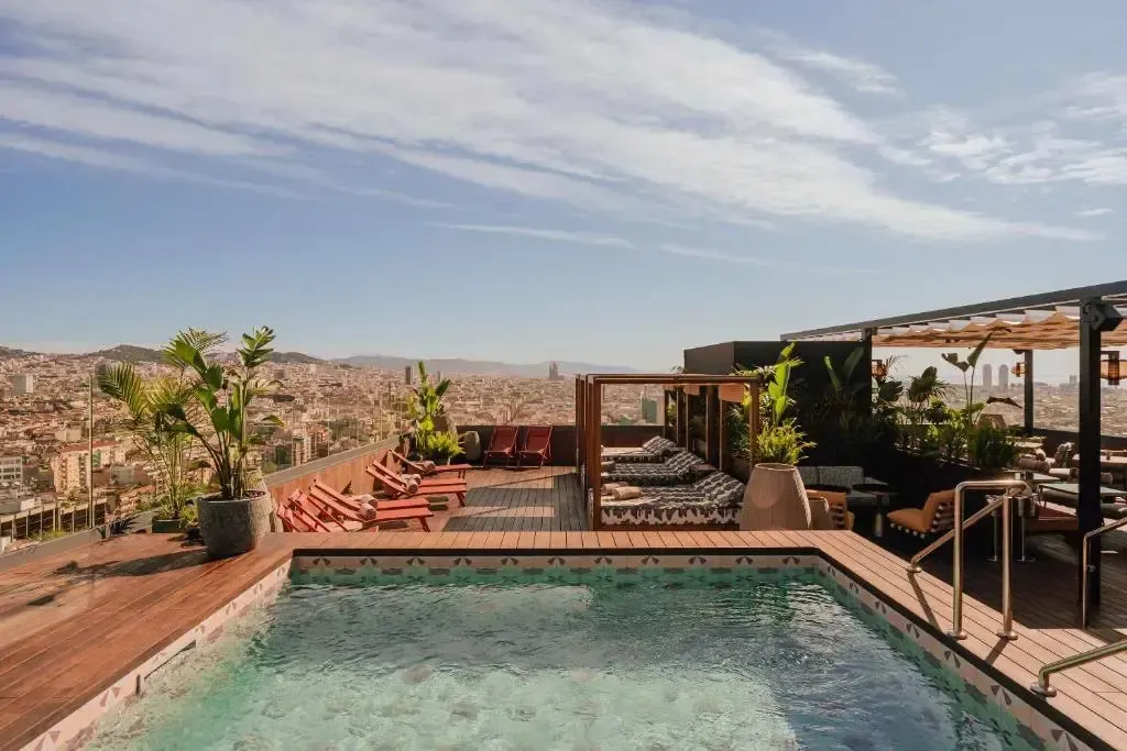 Terrasse avec piscine et vue sur la ville.