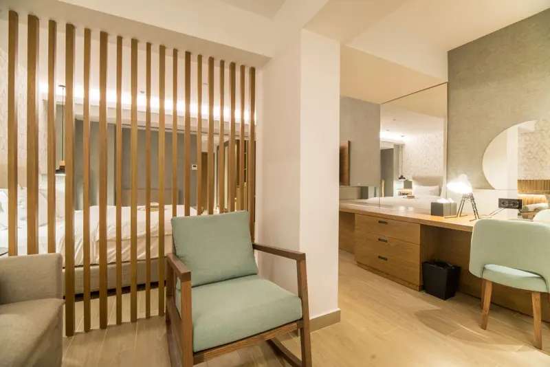 Une chambre lumineuse avec un lit et un espace bureau.