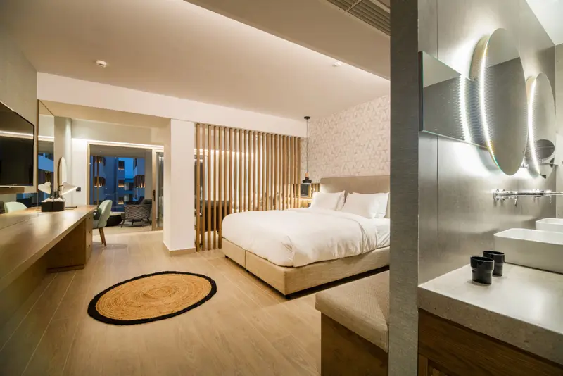 Une chambre lumineuse avec un grand lit et un espace détente.