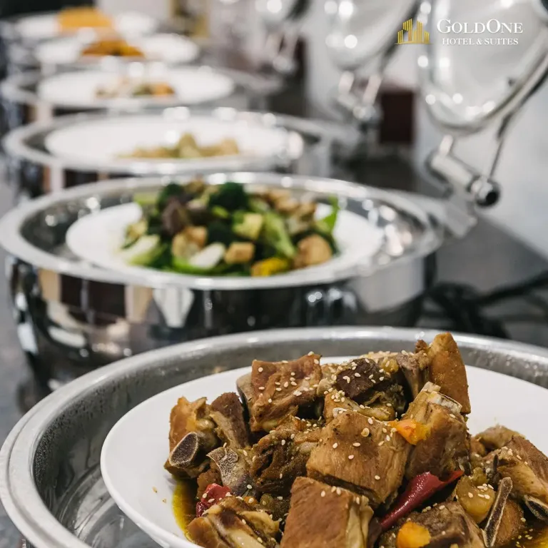Présentation de plats variés dans des plats en métal.