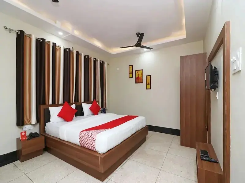 Une chambre lumineuse avec un grand lit et une décoration sobre.
