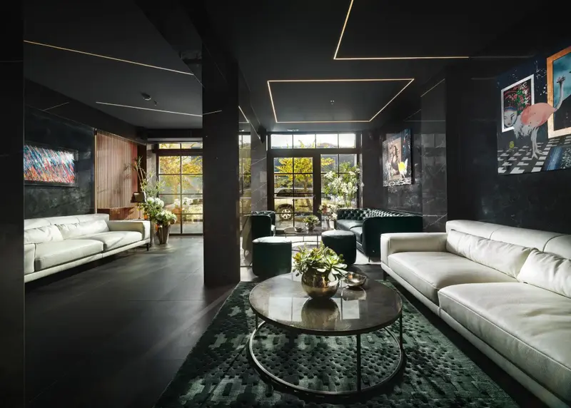 Un espace de détente intérieur avec des canapés et une table basse.