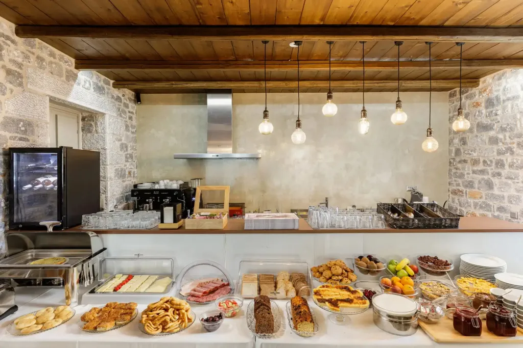 Un buffet propose une grande variété de plats et de boissons.