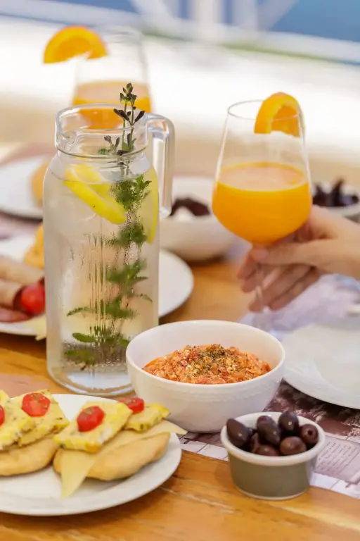 Une table est dressée avec des plats et des boissons fraîches.