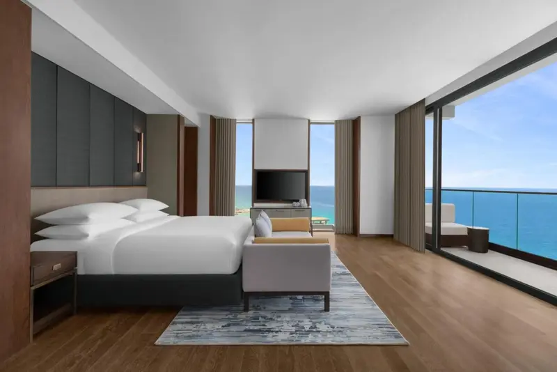 Une chambre spacieuse avec un grand lit et une vue sur la mer.