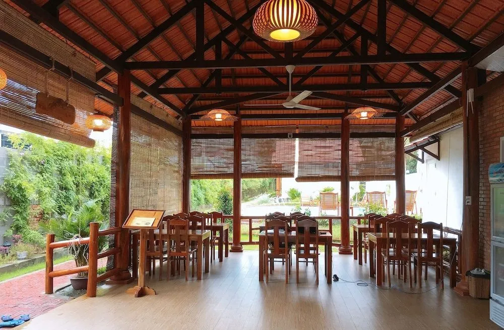 Une salle à manger ouverte sur un jardin verdoyant.