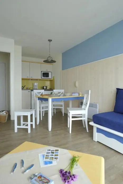 Espace de vie lumineux avec cuisine ouverte et table à manger.