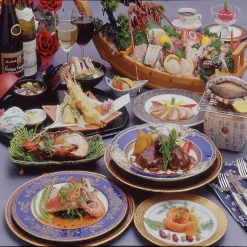 Une abondance de plats raffinés est présentée sur une table décorée.