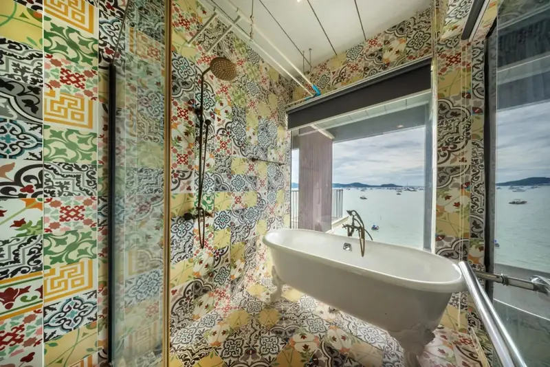 Une salle de bain lumineuse avec une baignoire et une douche à l'italienne.