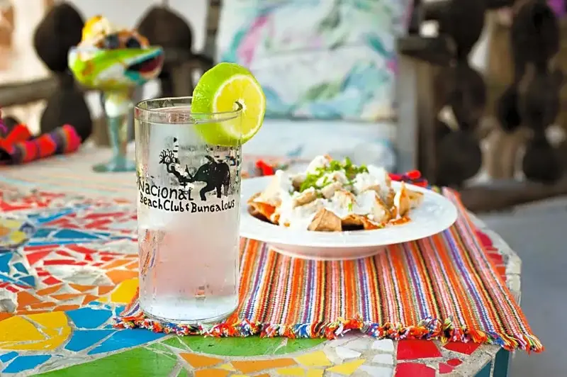 Un verre et une assiette de nourriture sont posés sur une table colorée.