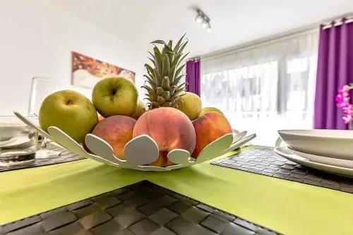 Une corbeille de fruits frais est présentée sur une table colorée.