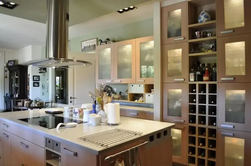 Une cuisine moderne avec un îlot central et des rangements en bois.
