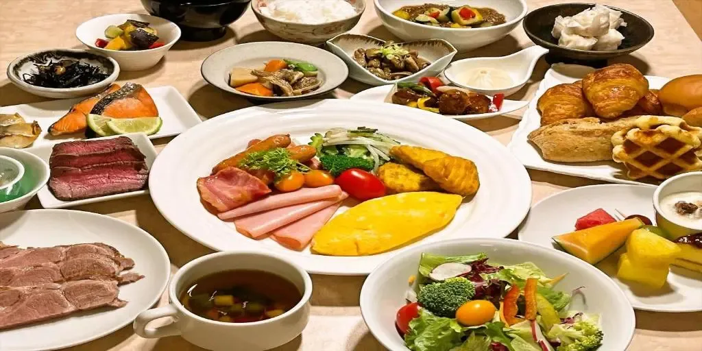 Assortiment de plats variés disposés sur une table.