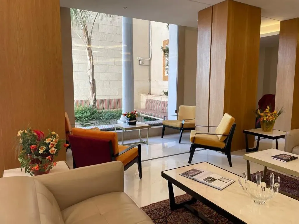 Un espace de détente intérieur avec des fauteuils et des tables basses.