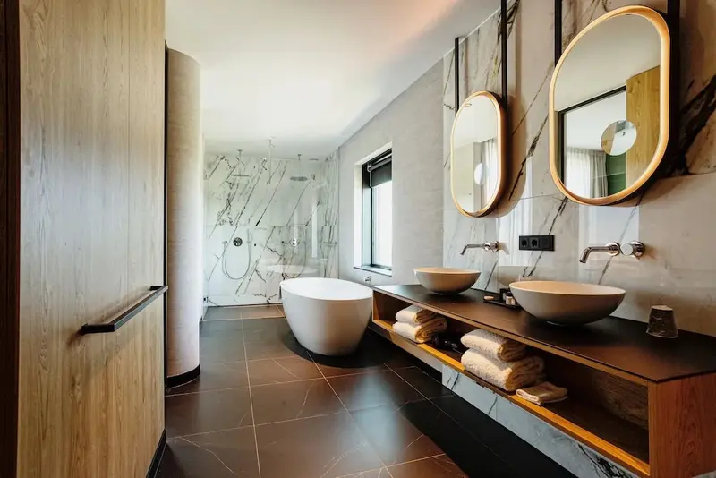 Une salle de bain moderne avec baignoire et double vasque.